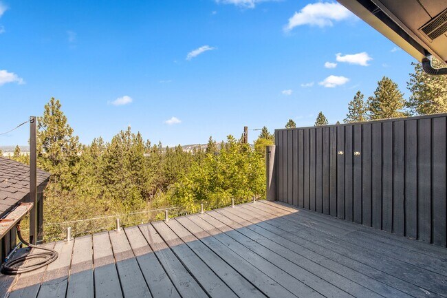 Building Photo - Beautifully Remodeled Execute View Home