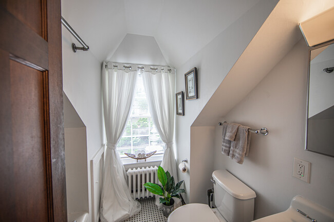 Tub/Shower - 400 Maple St