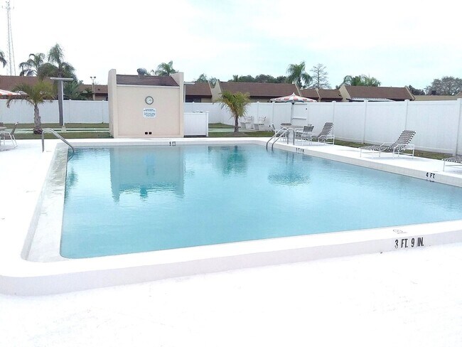 Building Photo - 55+ Community - 1BR/1BA Condo in Las Palmas