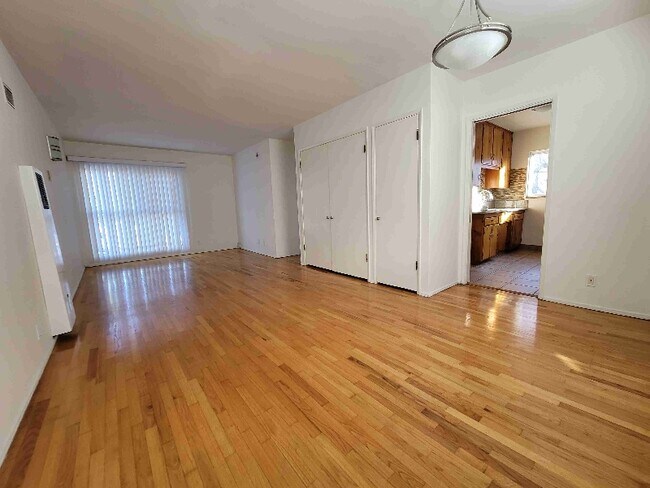 Building Photo - 2364 Walgrove Ave