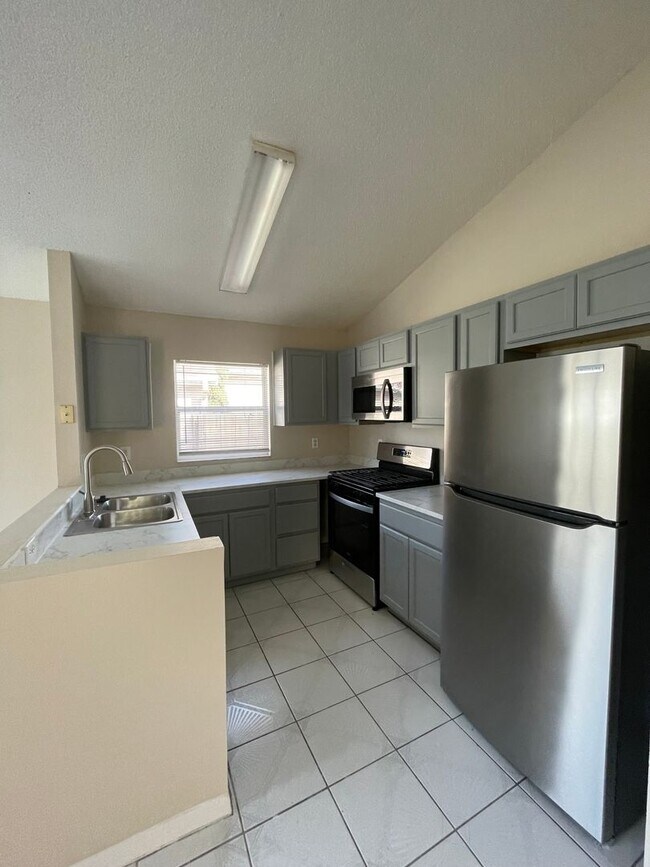 Building Photo - 3Bdrm 2Bath Newly Remodeled Home in the ga...