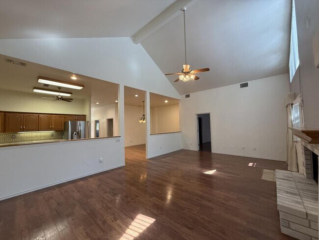 Foto del edificio - 665 Oak Hollow Dr