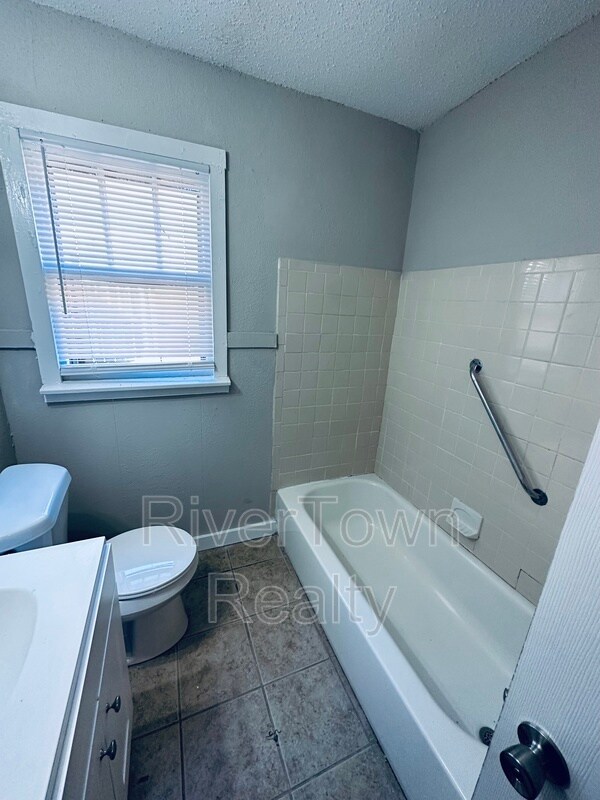 Foto del edificio - 2431 Cable Ave