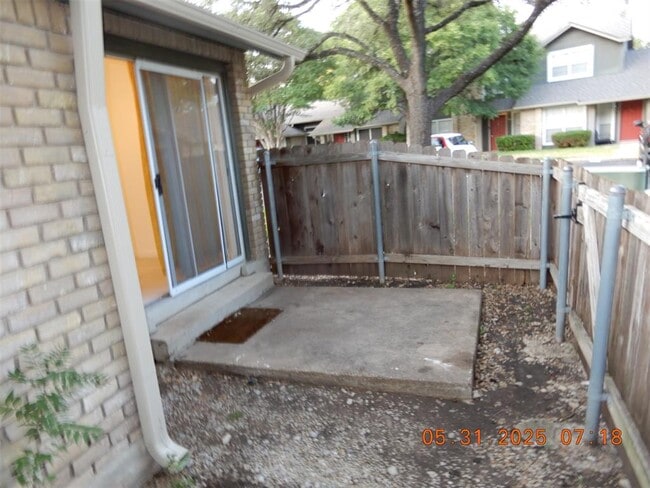 Building Photo - 1015 E Yager Ln