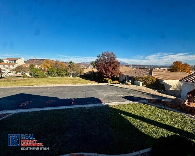 Foto del edificio - 4 Bedroom home on Oasis Dr
