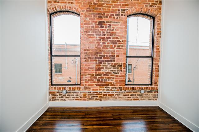 Building Photo - 110 W Knox St