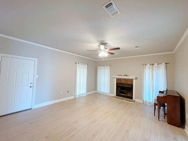 Building Photo - 3 Bedroom House in Denham Springs