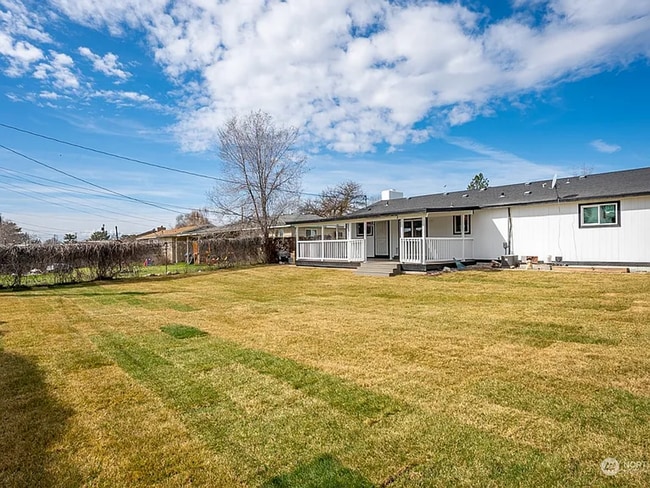 Building Photo - Charming 3 Bedroom Home