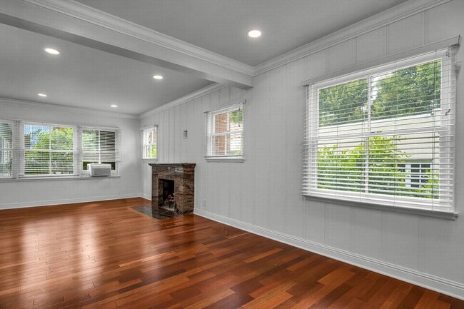Building Photo - Incredible unit in A+ Location