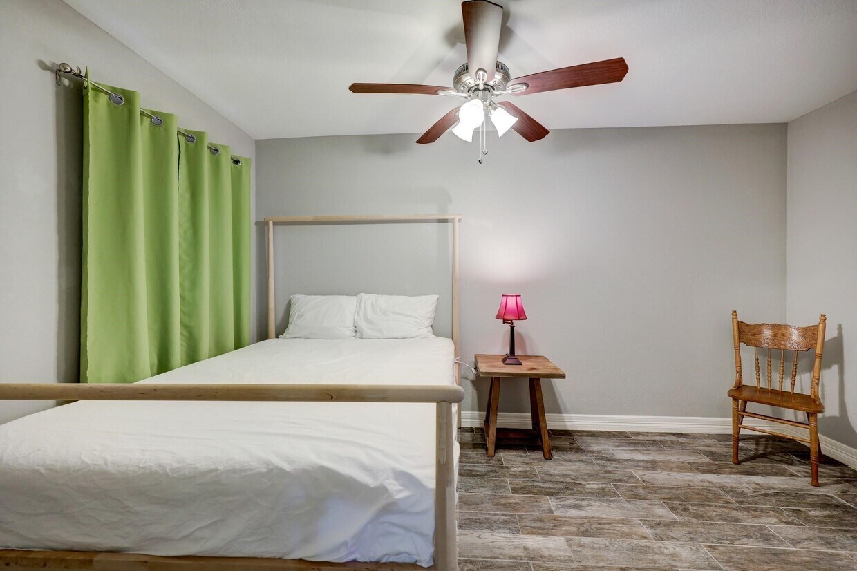 Foto del edificio - 7206 Bayou Woods Dr