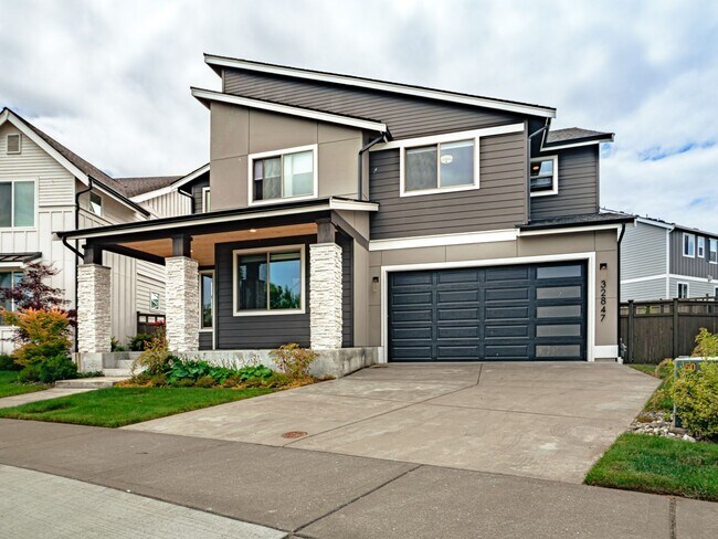 Building Photo - Stunning Ten Trails Home for Rent! 5 bedro...