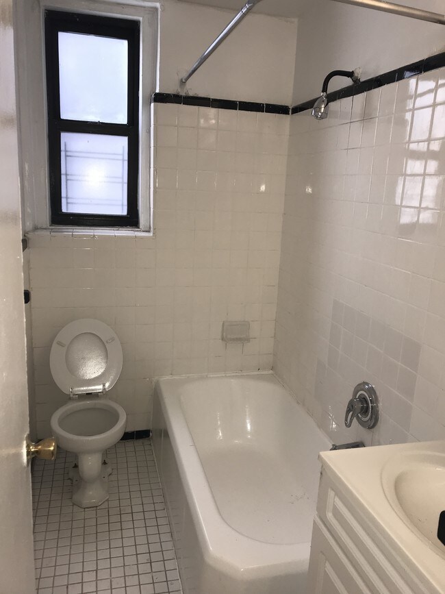 Foto del edificio - 2705 Bainbridge Ave