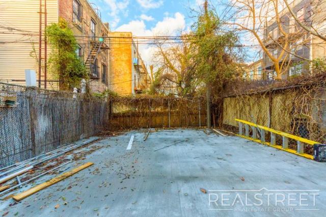 Building Photo - 3 bedroom in BROOKLYN NY 11221