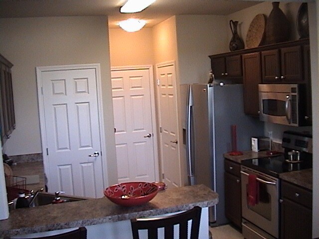 Building Photo - 4b/3.5b duplex - Free Wifi Camera