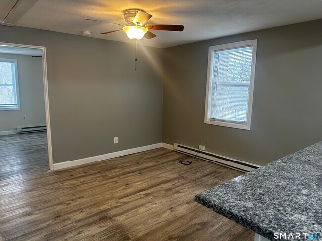 Foto del edificio - 4 Eastview Dr