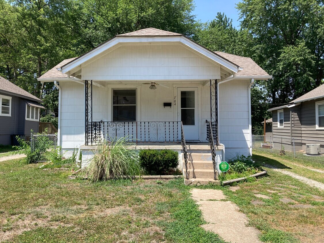 704 W 77th St, Kansas City, MO 64114 House Rental in Kansas City, MO