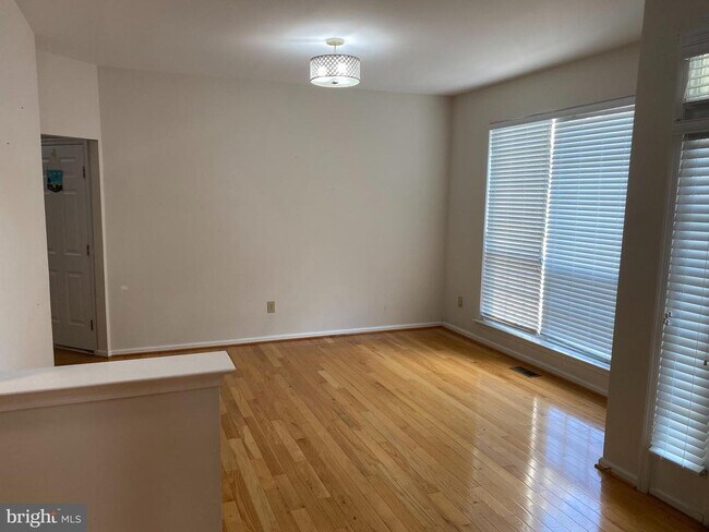 Foto del edificio - 623 Pepperbush Ct