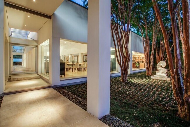 Building Photo - 14888 Lake Forest Dr