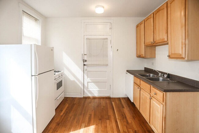 Interior Photo - 3521-29 N. Broadway