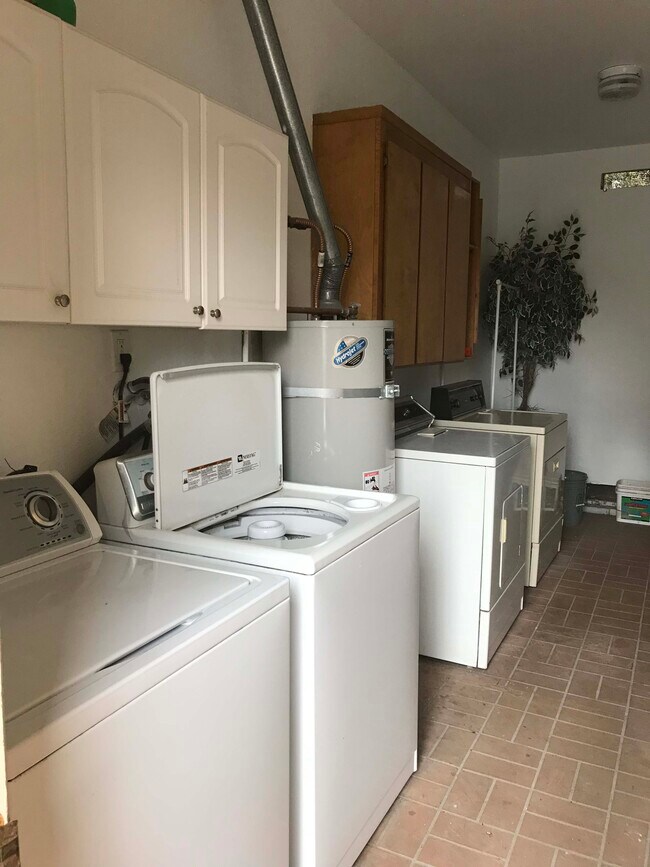 Common Area Laundry - 1040 Plum Ct