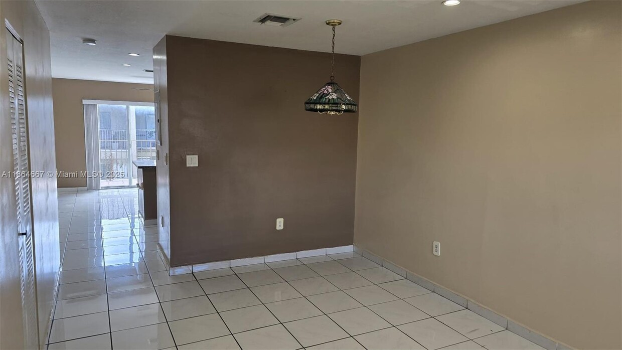 Foto principal - 8851 NW 119th St