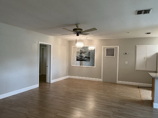 Building Photo - 3 bed - 1 bath on a corner lot