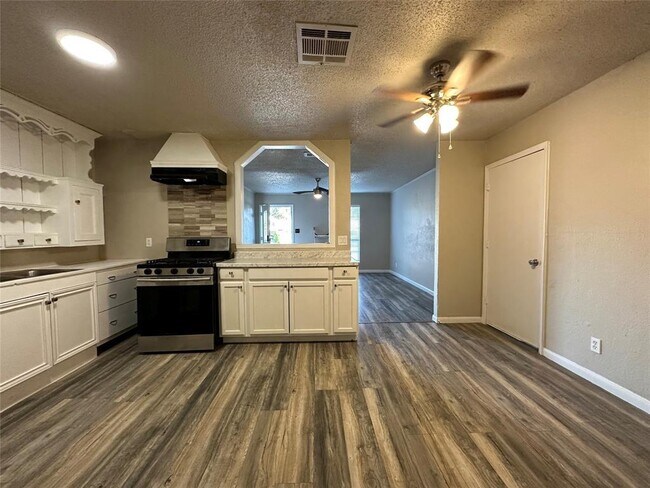 Foto del edificio - 6204 Dove Springs Cir