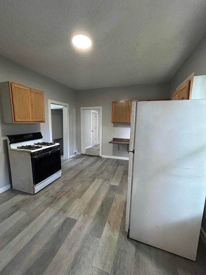 1582 E 49th St Cleveland, OH 44103 – photo 5