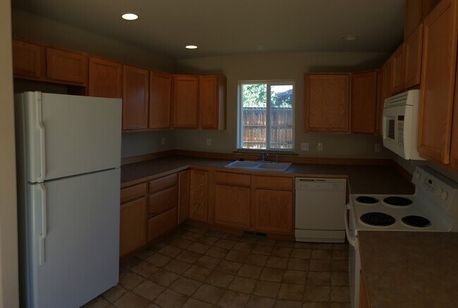 Building Photo - Spacious 3 Bed / 2 Bath - First Month's Rent Half-Off
