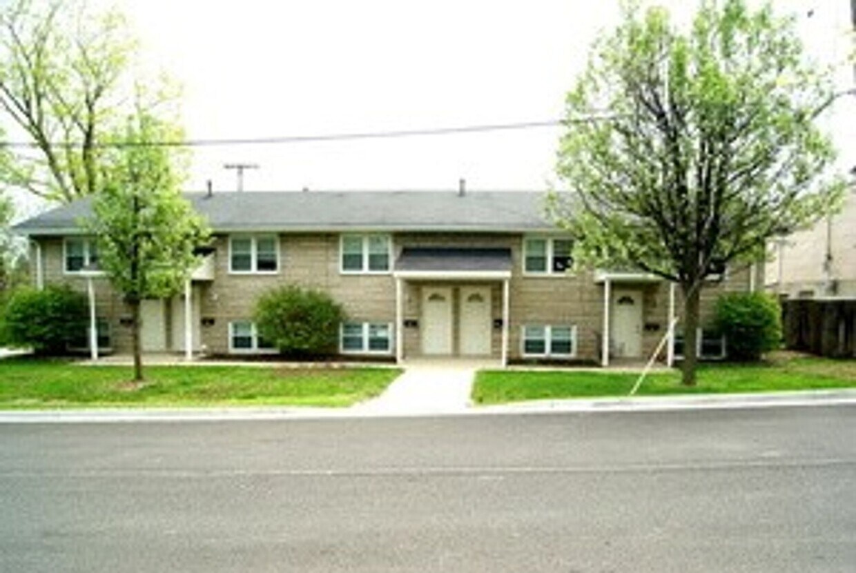 Primary Photo - 2 bedroom 1.5 bath bi-level unit
