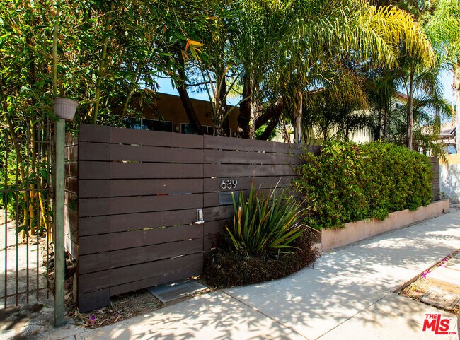 Foto del edificio - 639 Vernon Ave