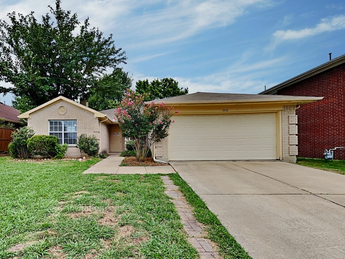 Primary Photo - 1042 Ridgecrest Dr