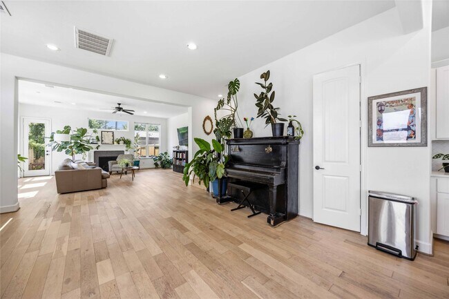 Foto del edificio - 723 W 16th St