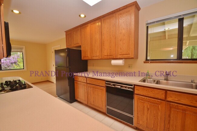 Foto del edificio - Pristine 4 Bedroom Home in Quiet Novato Ne...