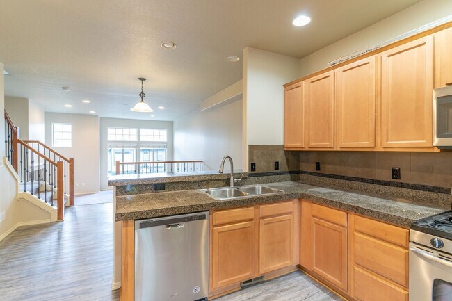 Building Photo - TROUTDALE-EDGEFIELD STUNNER!!! END UNIT TO...