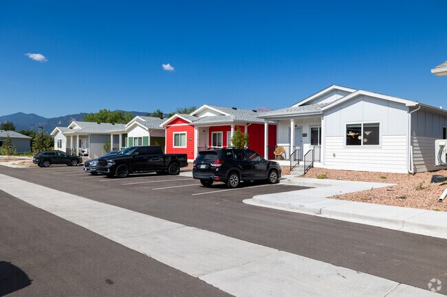 Fila de apartamentos y aparcamiento - Cottages at Pikeview