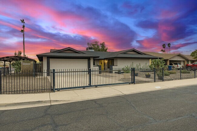 Building Photo - 617 E Ellis Dr