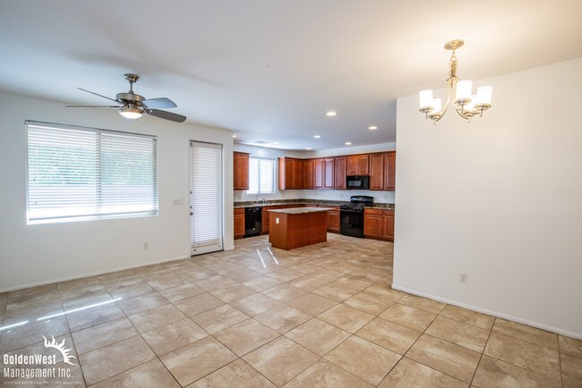 Foto del edificio - Charming 3Bdm 2.5Ba Home Nestled in a Gate...