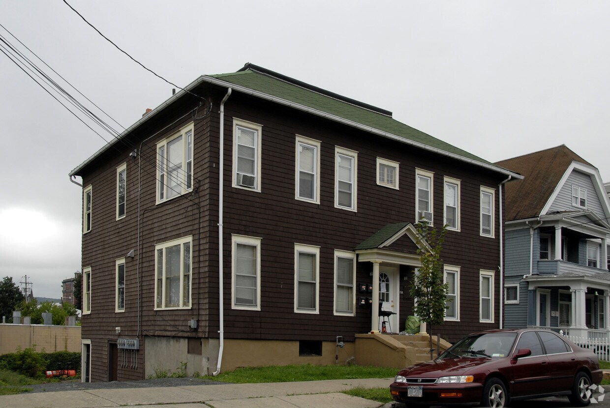 Building Photo - 154 Oak St