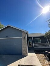 Building Photo - 605 Meadow Dr