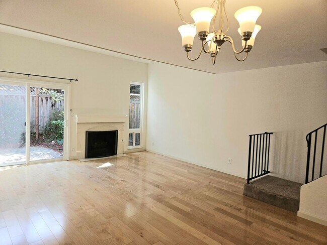 Foto del edificio - Superb Location for this Spacious 2 Bedroom 1.5 Bath Campbell Townhouse