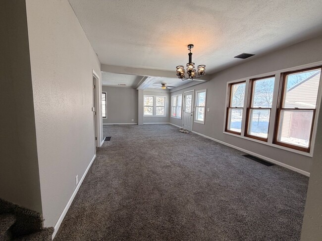 Foto del edificio - 5 Bedroom house in Webster City with Huge Garage! $1395