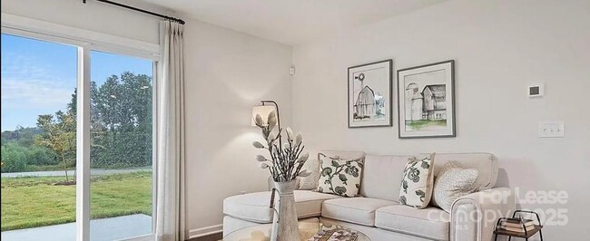 Foto del edificio - 2224 Lilium Dr