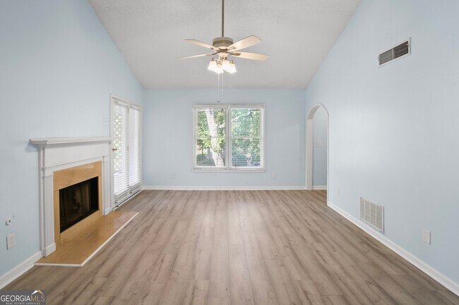 Foto del edificio - 304 Peachtree Forest Dr