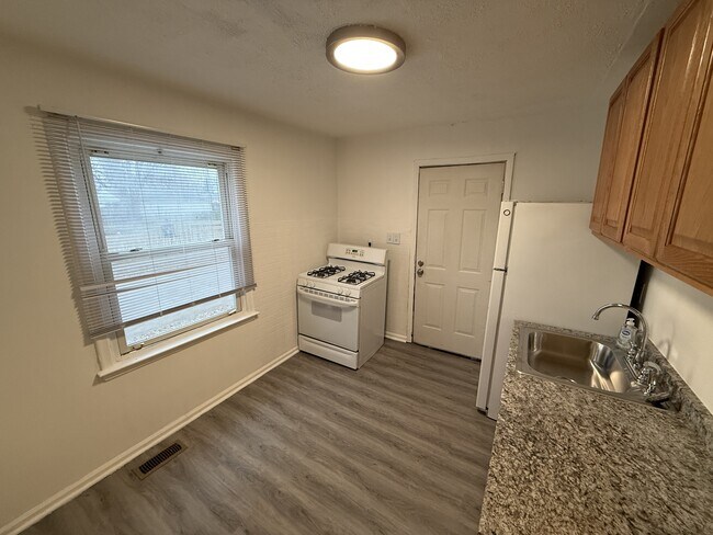 Foto del edificio - 22705 Sharrow Ave