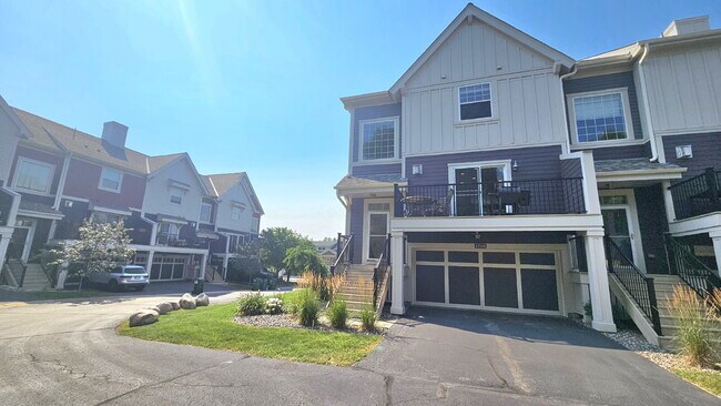 Foto del edificio - "Spacious 4-Bedroom Townhouse Retreat in Apple Valley - Modern Living with Ample Space!"