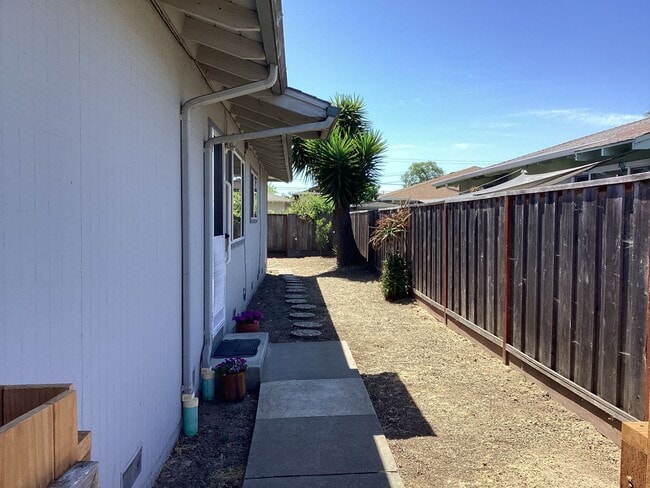 Building Photo - Live Oak