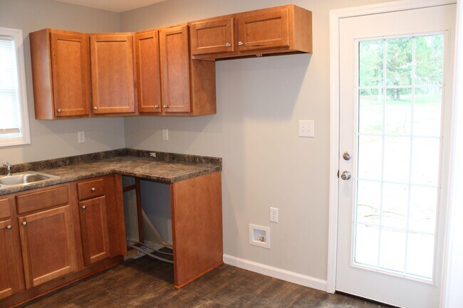 Building Photo - Great duplex on quiet street! Easy access ...