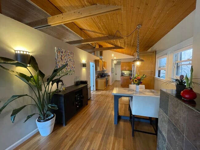 Cocina y área de comedor con vista a la puerta de atrás - 27 Sunset Ave