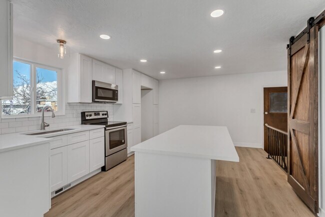 Building Photo - 954 E Carnation Dr